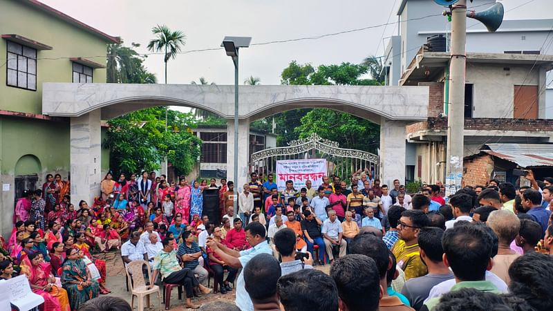 দেশে হিন্দু সম্প্রদায়ের ওপর হামলা ও বাড়িঘর ভাঙচুরের প্রতিবাদে যশোরের অভয়নগরে নানা কর্মসূচি পালন করেন স্থানীয় বাসিন্দারা। গতকাল মশিয়াহাটী বহুমুখী উচ্চবিদ্যালয় প্রাঙ্গণে